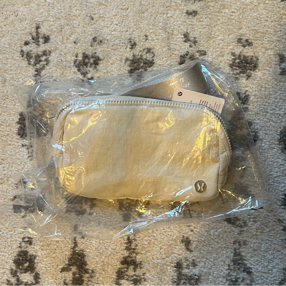 Lululemon Belt Bag in White Opal - Picture 8 of 14